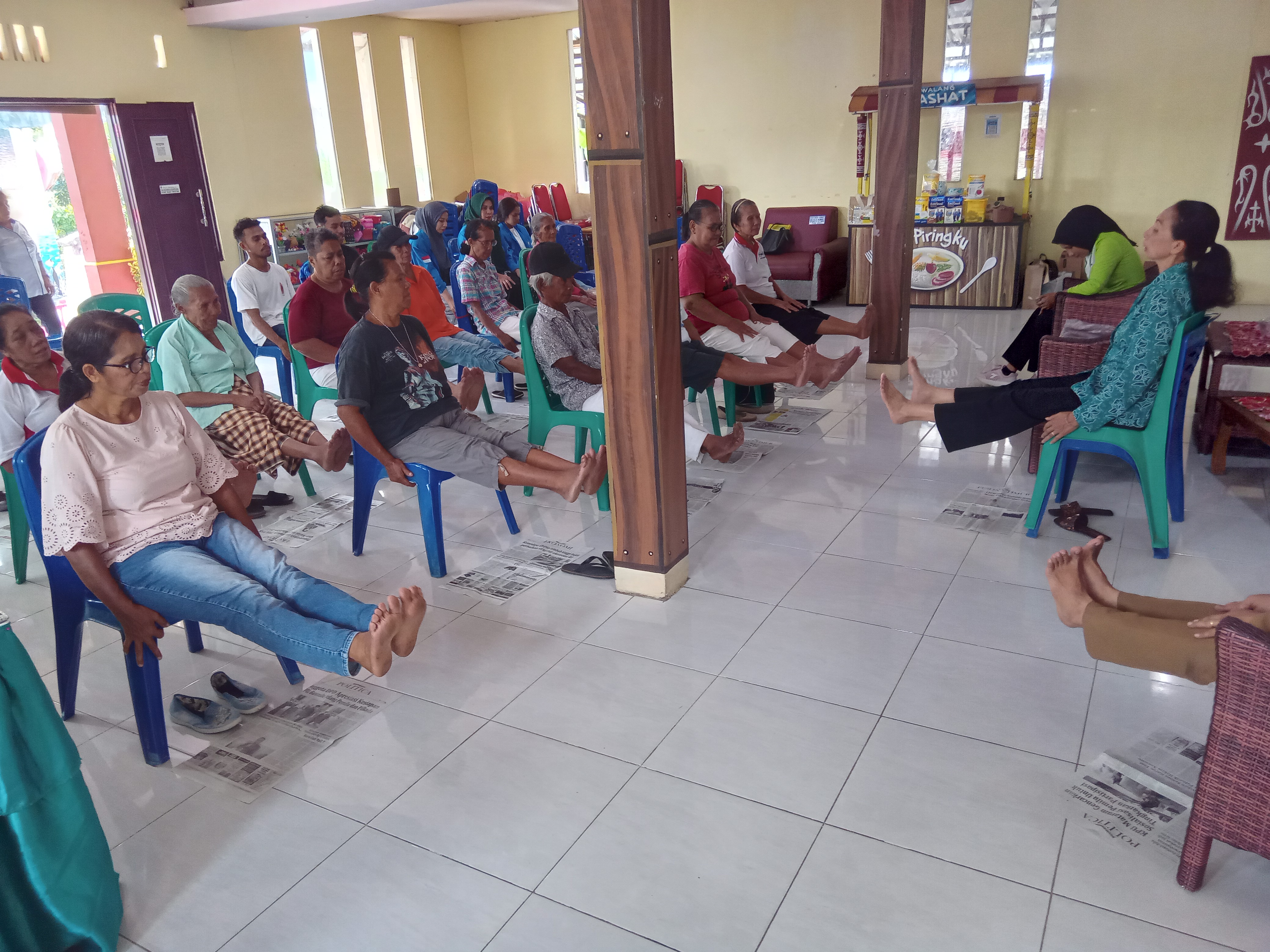 Upaya Peningkatan Kualitas Hidup Lansia di Posyandu, Ketua PKK Desa Hunuth Edukasi Senam Kaki