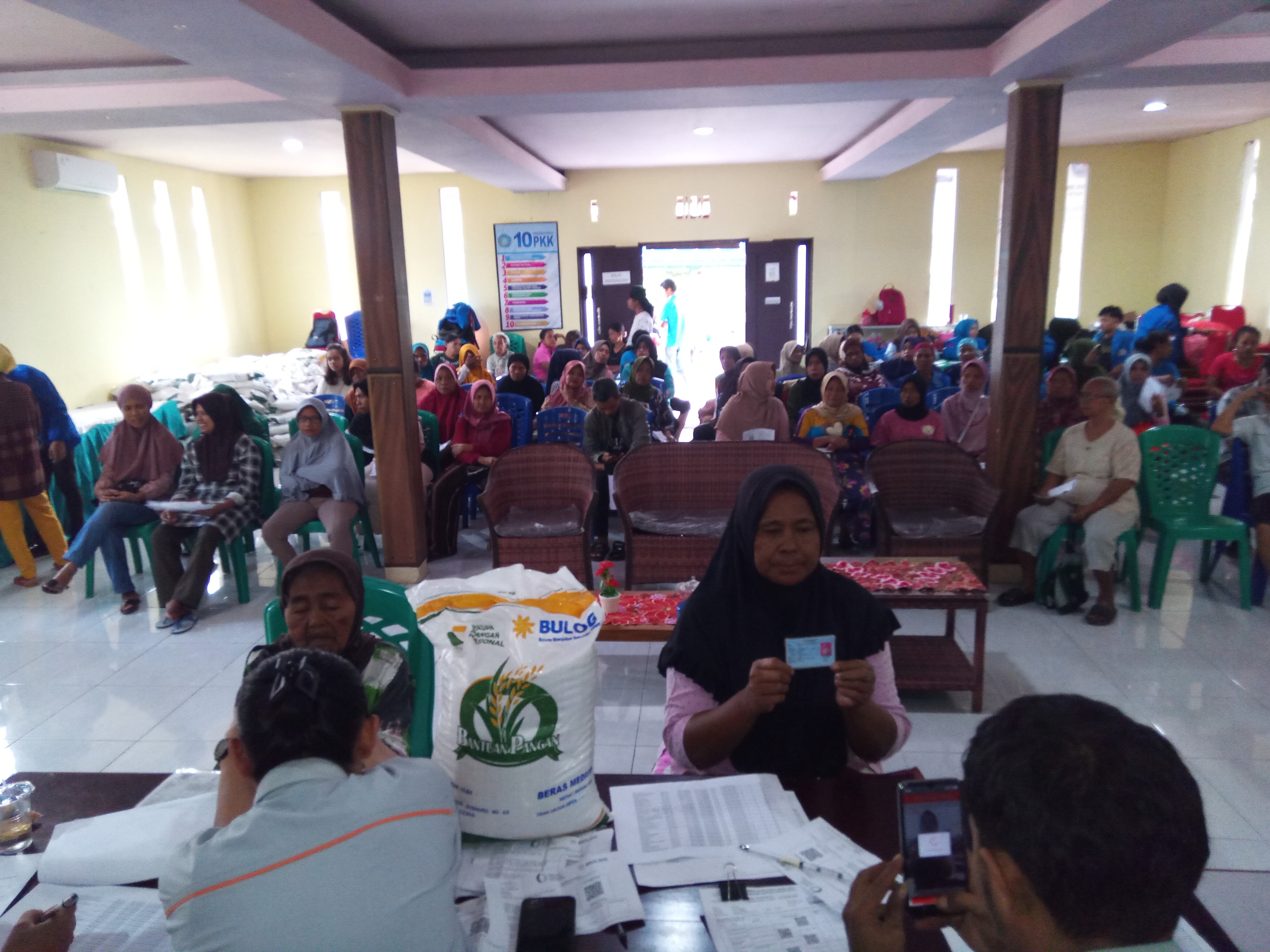 Penyaluran Bantuan Pangan Periode Oktober 2023 oleh PT.Pos Kepada 185 KK