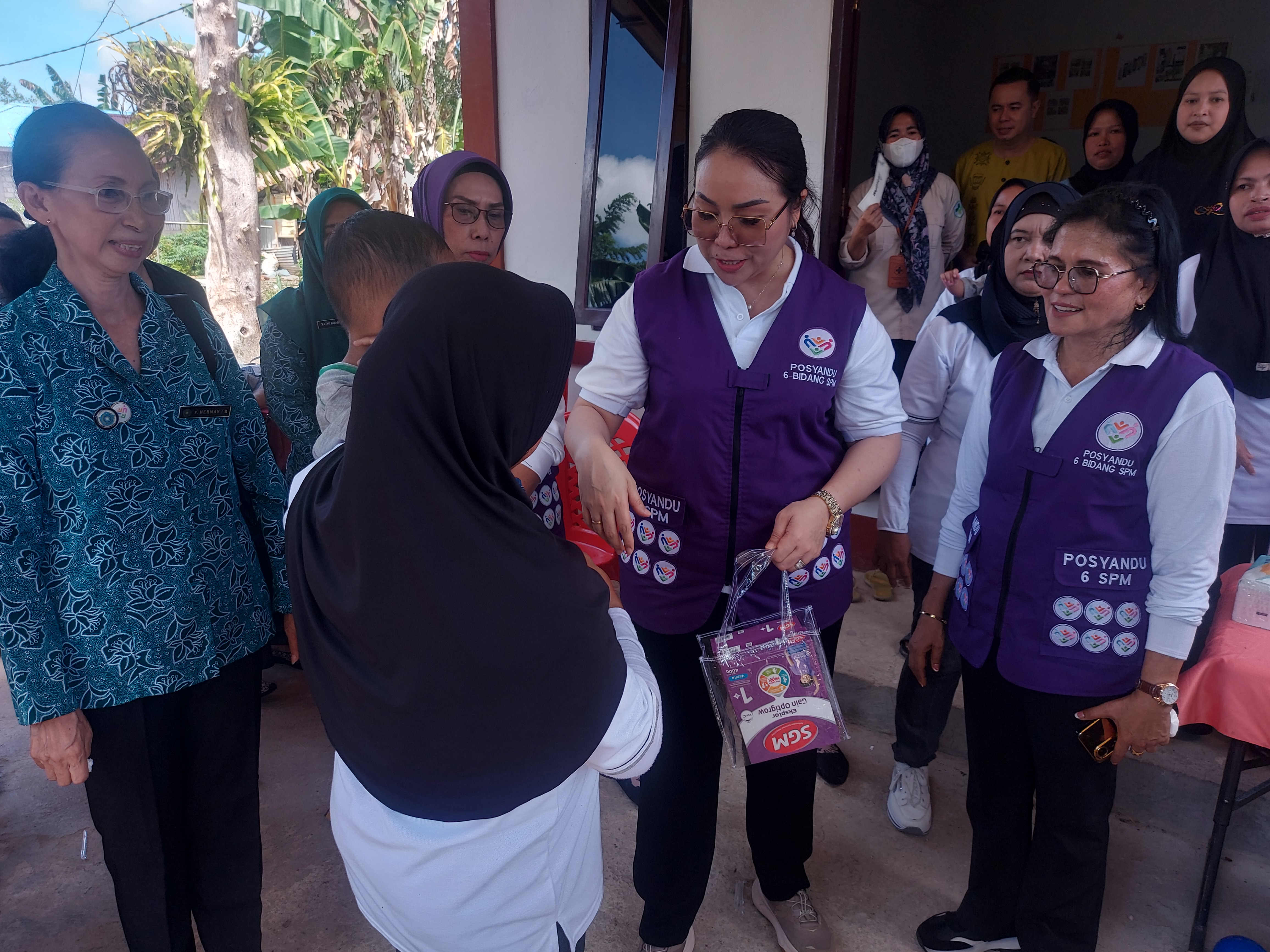 Pemberian Bantuan Susu Kepada Balita Posyandu Teratai